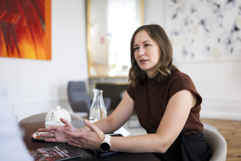 Claudia Bauer im Interview: Deutsch, Arbeit, Werte – Jetzt wird’s verbindlich