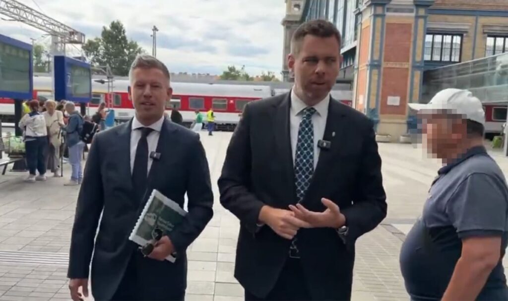 Spuck-Attacke auf ungarischen Premier: Magyar bleibt eiskalt (VIDEO)