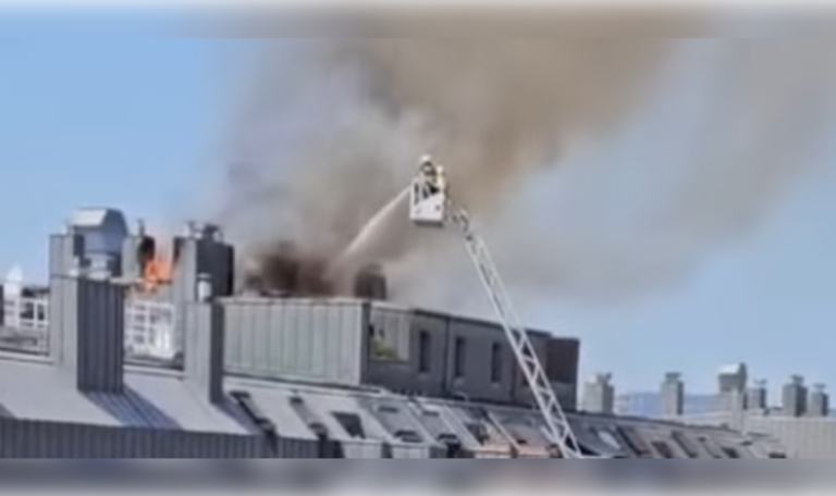 Flammen fressen Dach in Wien – 15 Fahrzeuge im Großeinsatz