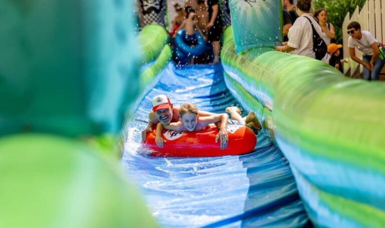 Wasserschlacht & Afterparty: 75 Meter Gratis-„Rutschpartie“ mitten in Wien