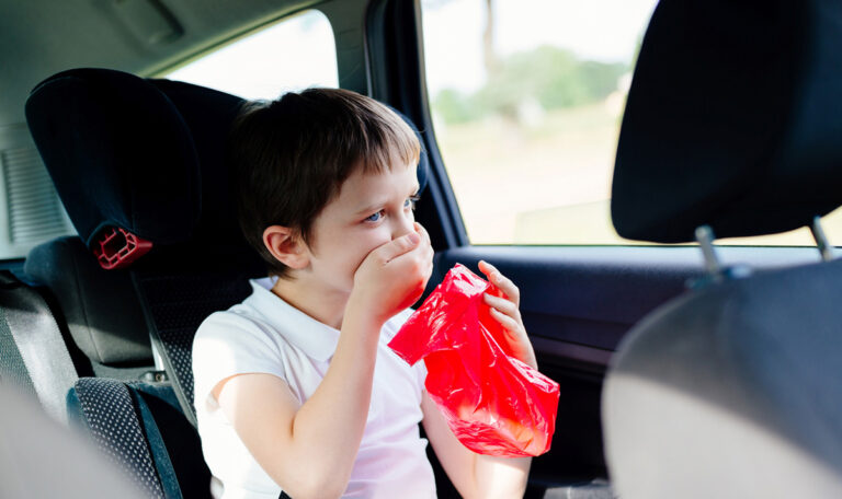 Wenn Kindern im Auto schlecht wird: Das hilft wirklich