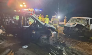 Großeinsatz: Kleinbus-Crash fordert ein Todesopfer