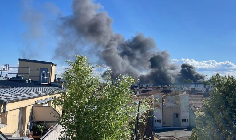 A23 bleibt nach Großbrand gesperrt – Feuerwehr noch immer im Einsatz (VIDEO)