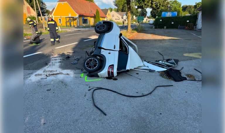 Lkw kracht in Mopedauto – Steirer stirbt noch an Unfallstelle