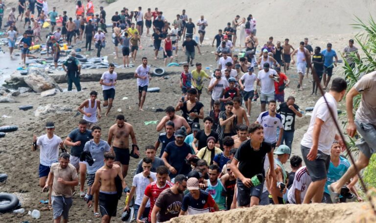 „Stetiger Zustrom von Menschen“: Bereits 50.000 Migranten in Ceuta (VIDEOS)