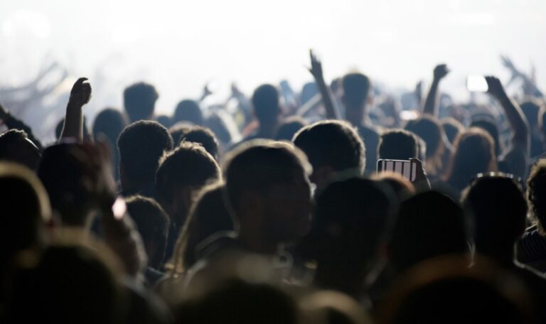 Fäuste, Flaschen, Festnahmen: Massenschlägerei bei Konzert in Montenegro (VIDEO)