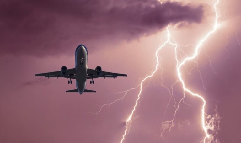 Drama über den Wolken: Blitz schlägt in Flieger ein