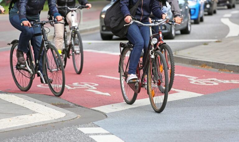 Nach Zusammenstoß mit Radfahrerin: Polizei sucht E-Scooter-Fahrer