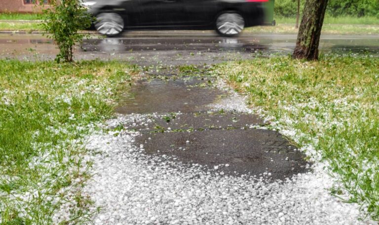 Sommer-Schock: Hagel begräbt Stadt unter Eis