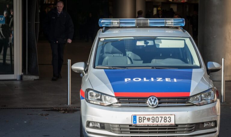 Volltrunkener Raser verletzt Polizisten – Chaos vor Happel-Stadion