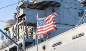 Von Raketen durchbohrt: Zwei US-Kriegsschiffe versenkt (VIDEO)
