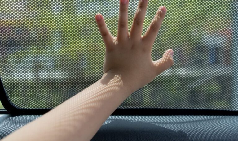 Zweijähriges Kind stirbt nach Stunden in heißem Auto