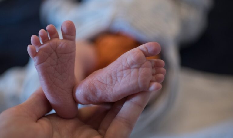 18 Stunden allein im Glutofen – Zwillings-Babys verdursten in ihrem Zimmer
