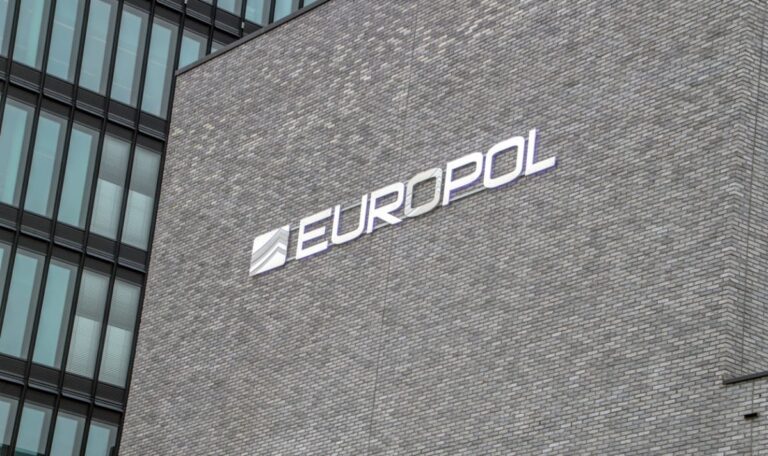 Frauen betäubt und in Chats geteilt: Europol deckt schockierende Netzwerke auf