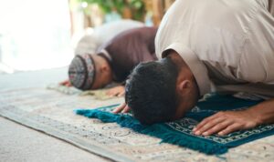 Neben Kirche und Dom: Hinweis auf Freitagsgebet erstmals auf Ortsschild