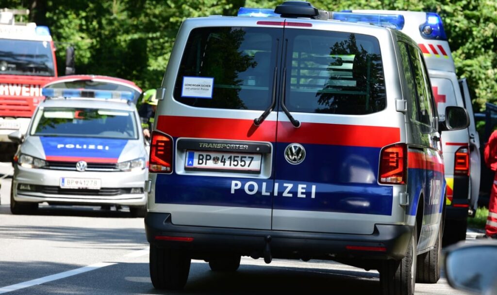 Auto rast in Gastgarten – mehrere Verletzte