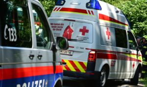 Auto kracht gegen Mauer und Laterne: 21-Jährige verletzt