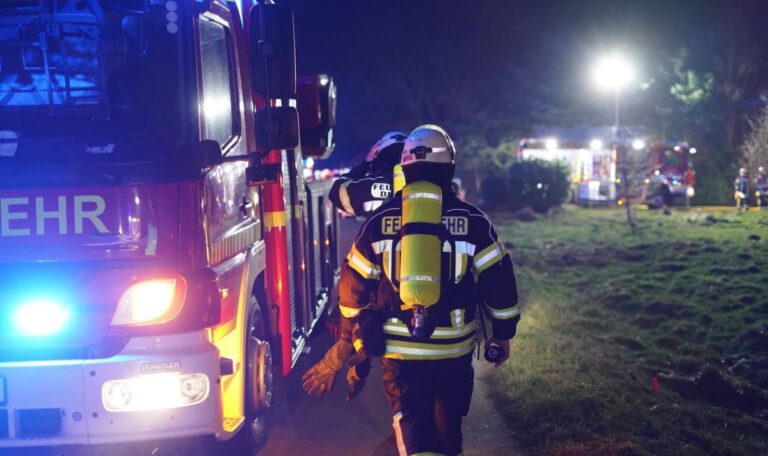 Feuer vor Geschäft: Verdächtiger kehrt zurück und gesteht