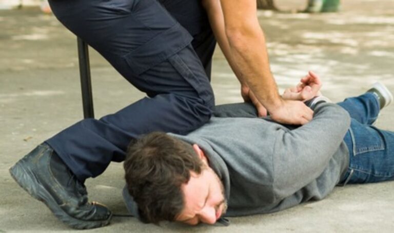 Knie am Hals, Schlaganfall danach – Polizisten vor Gericht