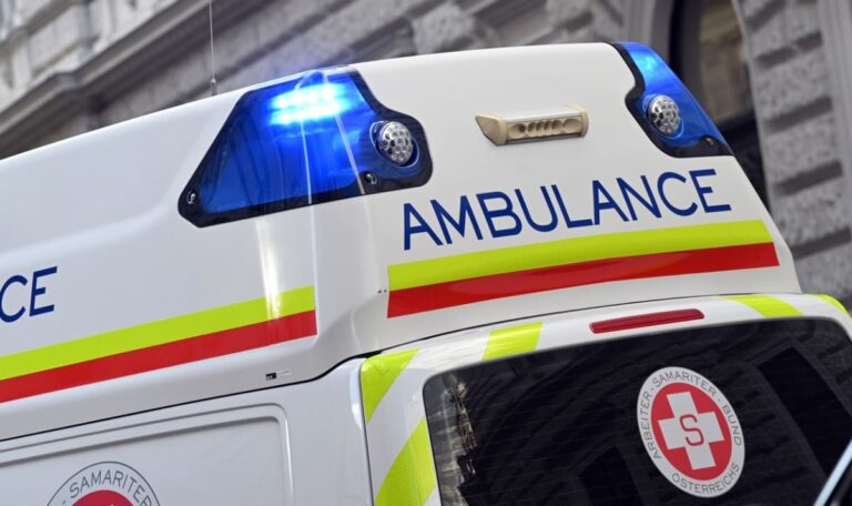 Lkw erfasst 85-Jährige beim Rückwärtsfahren – Seniorin kämpft ums Leben