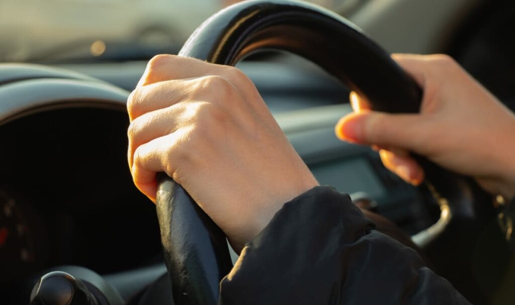 16-Jähriger täuscht Autoverkäufer und flüchtet mit Mercedes