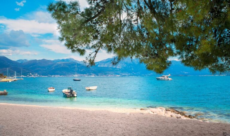Boot sinkt vor Montenegro – Familie in letzter Sekunde gerettet