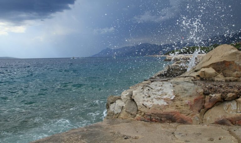 Kroatien von Meteotsunami getroffen: Urlauber flüchten vor Wasser (VIDEO)