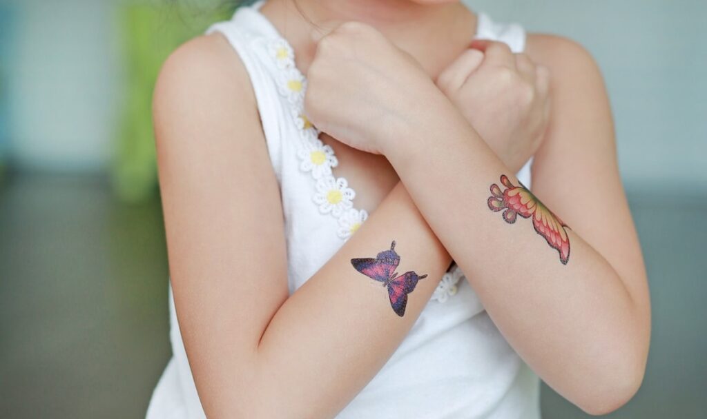 Klebetattoos im Test: 13 von 15 Produkten alarmieren Experten
