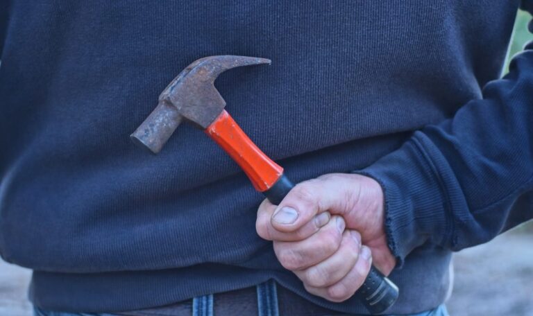 30 Hammerschläge wegen 14.000 Euro – Arbeitskollege brutal getötet