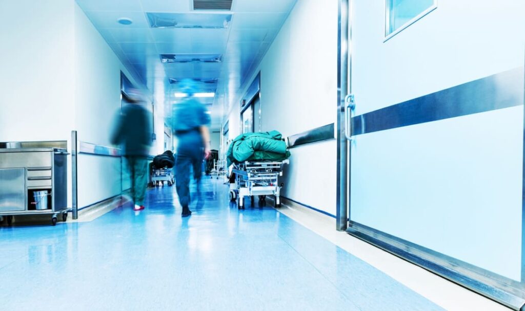 Mit „Bauchgrippe“ nach Hause geschickt – am nächsten Tag Not-OP