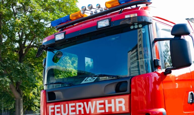 Schwerer Unfall: Lenkerin eingeklemmt – Hubschrauber im Einsatz