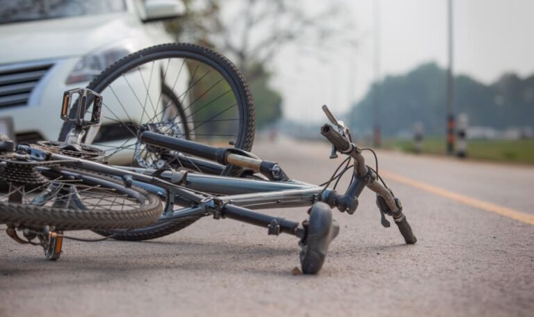 Alko-Lenkerin rammt Radfahrer – Führerschein weg