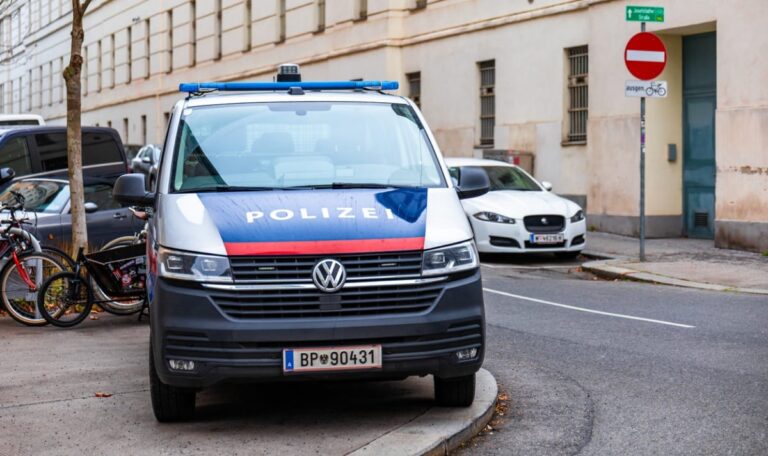 Polizeiauto kollidiert mit Pkw: Drei Verletzte