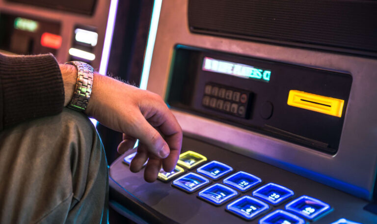 „Ich wollte nur mein Geld zurück“: Wie ein KOSMO-Leser durch Spielsucht fast alles verlor