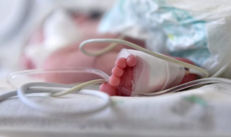 Baby geschüttelt, Schädel gebrochen: 22-Jähriger verurteilt