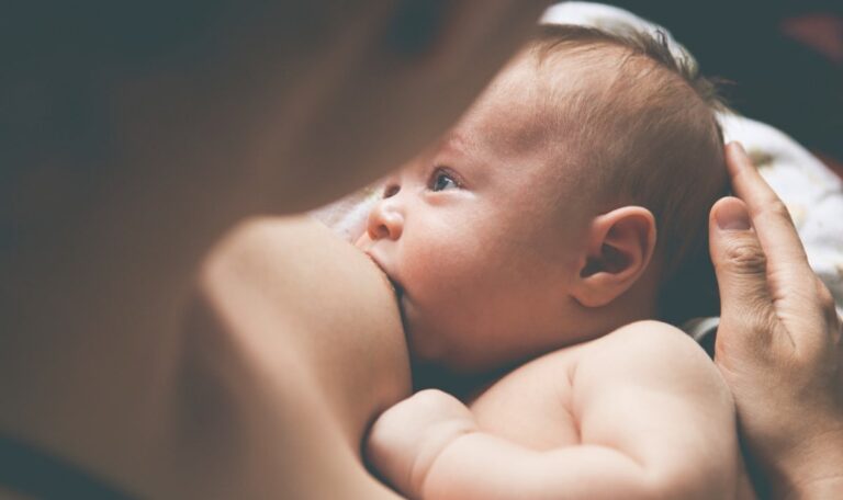 Mama stillt Baby bei Hochzeit – Wirt dreht durch