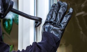 Im eigenen Haus: Paar von maskierten Räubern überfallen und gefesselt