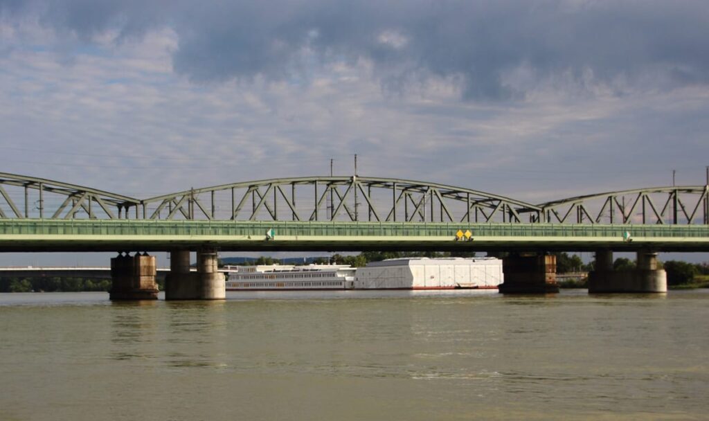 Sprung von Wiener Brücke endet tödlich – 41-Jähriger taucht nicht mehr auf