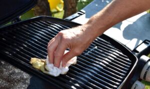 Eiswürfel statt Schrubben? Dieser Grill-Trick geht viral