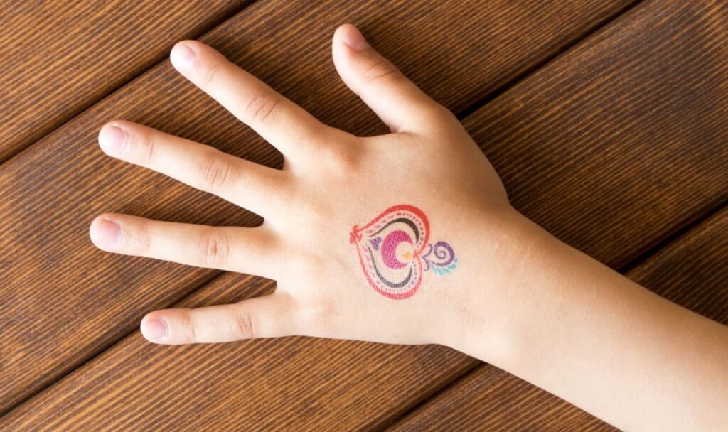 Gefahr auf der Haut – Erste Händler nehmen Klebetattoos aus dem Sortiment