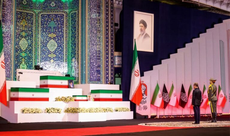 Rote Flagge, Vergeltungsruf: Khameneis Begräbnis wird zum Politikum