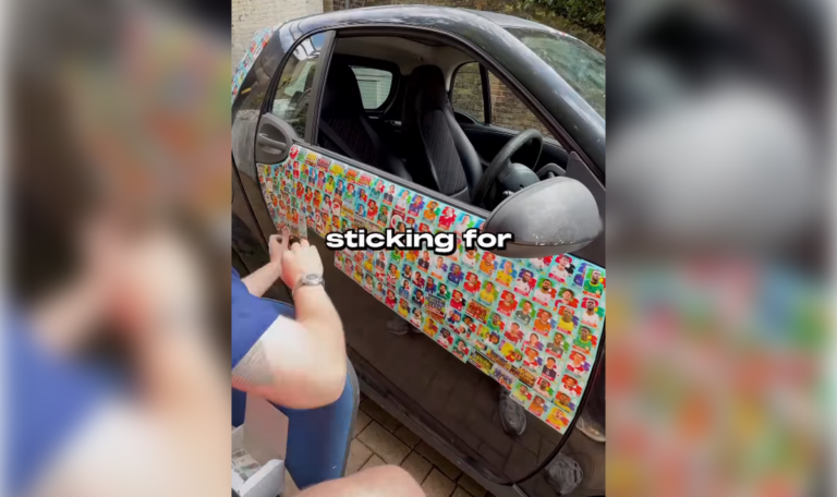 4.000 Panini-Sticker: Fan macht sein Auto zum Fußball-Kunstwerk (VIDEO)