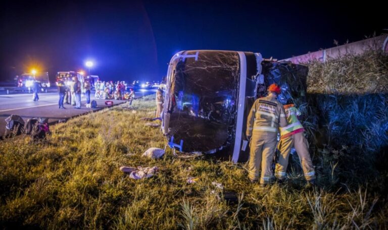 Bus kracht in Lieferwagen – Dutzende Kinder verletzt (VIDEO)