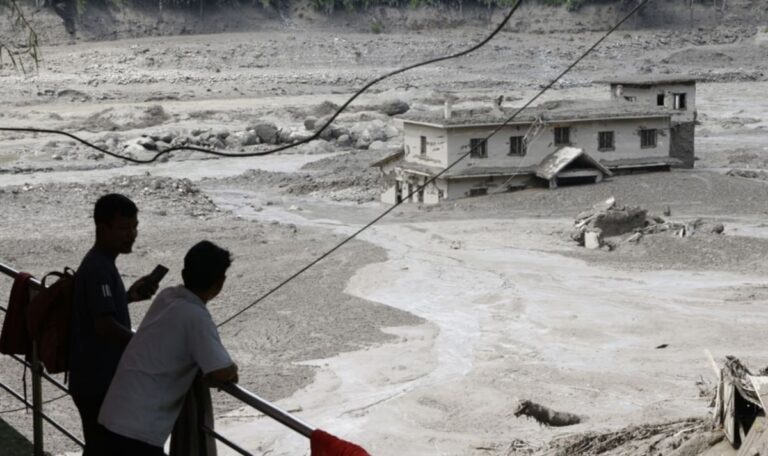Flutkatastrophe in Nepal: Hunderte Anwohner und Touristen vermisst