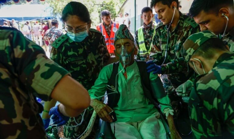 Neue Flutwelle droht: Rettungsaktion in Nepal abgebrochen