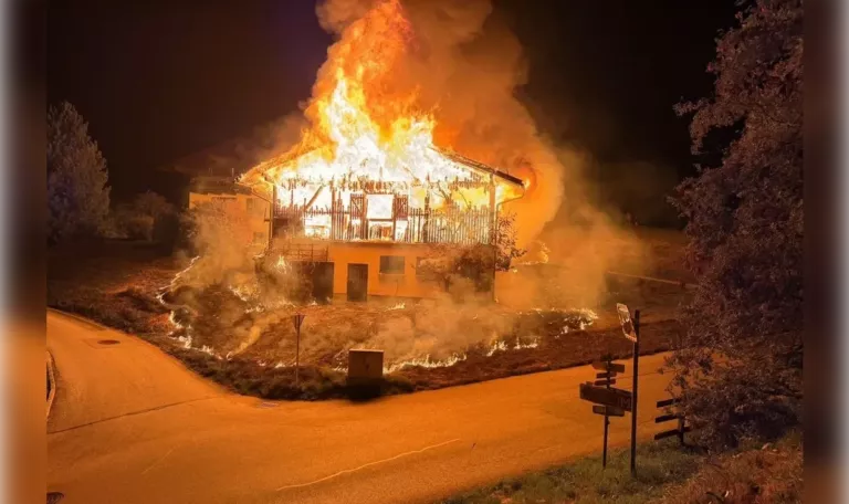 Stall in Vollbrand: Flammen drohten auf zwei Wohnhäuser überzugreifen