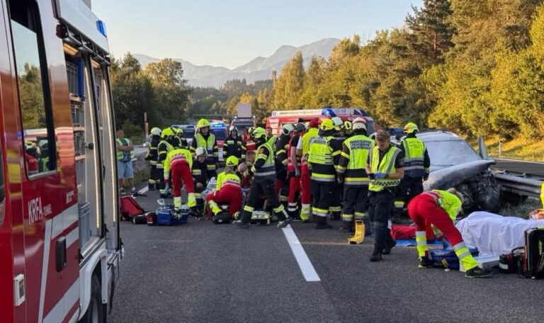 Brennendes Auto, Mann eingeklemmt – Feuerwehrmann kritisiert Gaffer