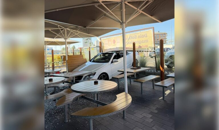 Drei Verletzte: Cabrio kracht in McDonald’s-Gastgarten
