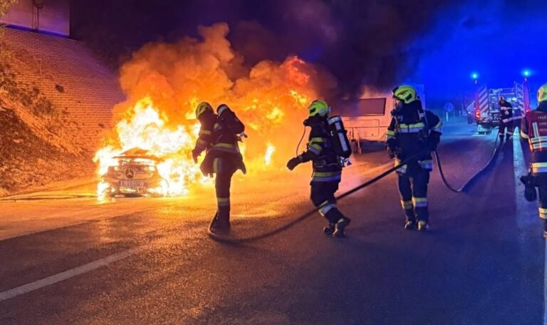 Auto in Flammen, Wohnwagen voller Gasflaschen – Mann verhindert Katastrophe