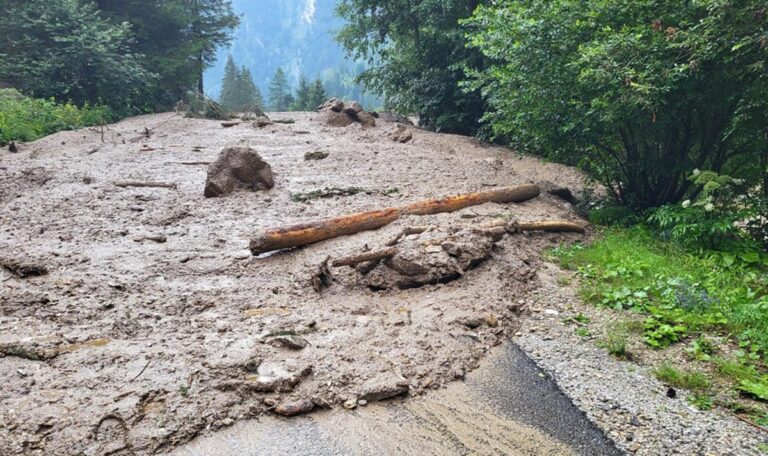 Nach Starkregen: Mure schneidet Dorf von Außenwelt ab